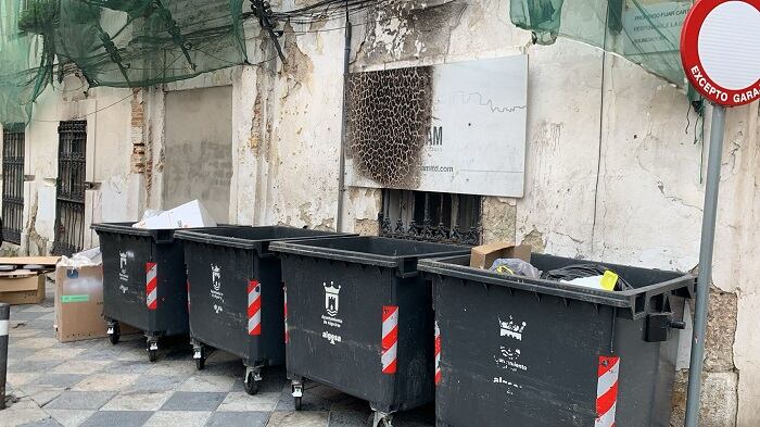 Contenedores repuestos junto a la iglesia de La Palma
