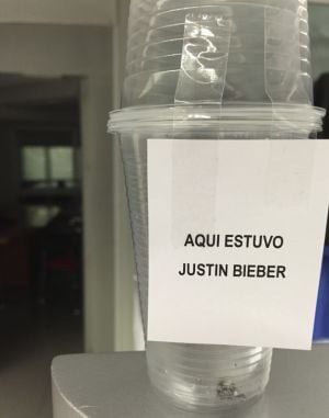 La ceniza del cigarro de Bieber, en el vaso de agua.