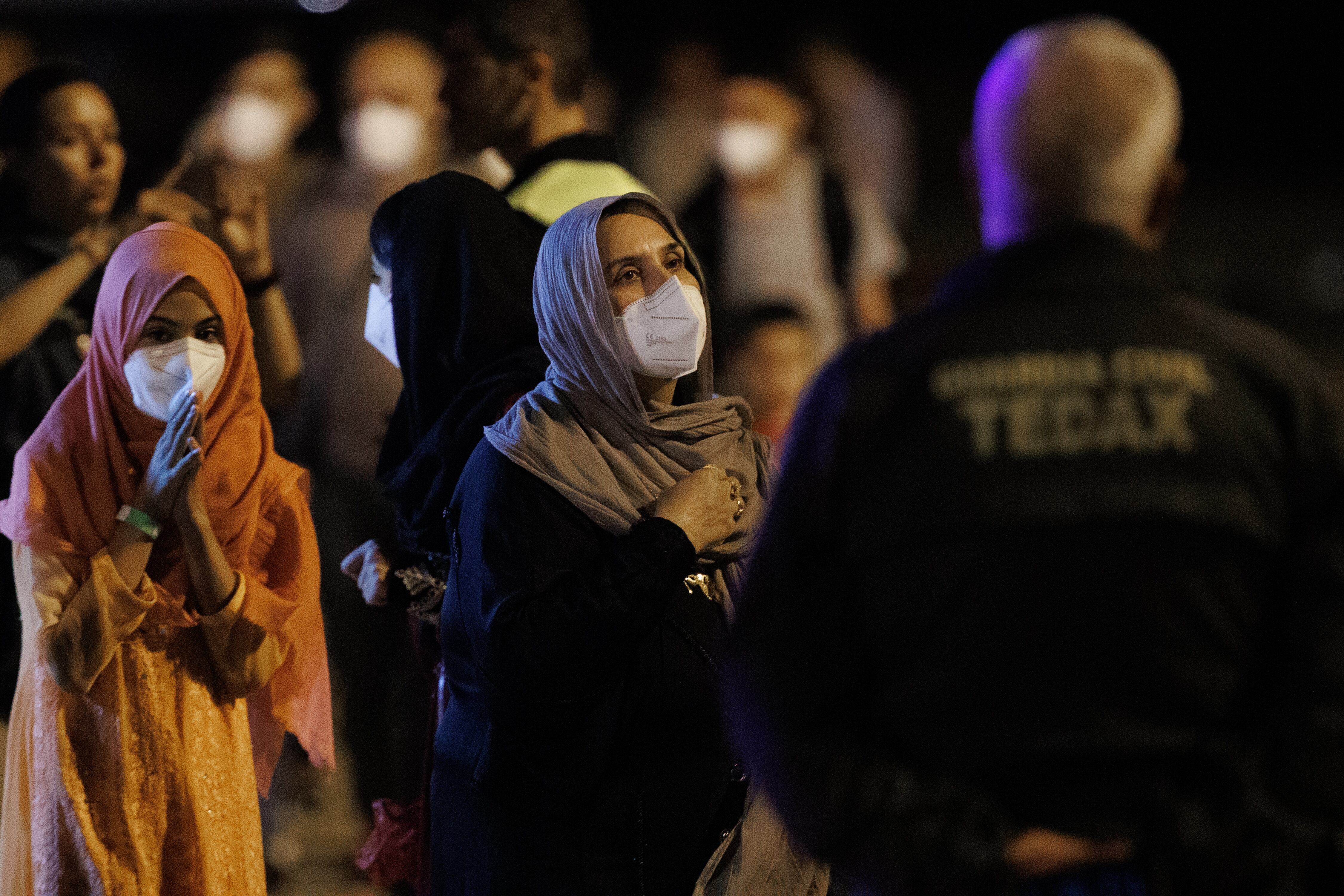 Refugiados afganos llegan a la base aérea de Torrejón de Ardoz en un avión procedente de Islamabad, Pakistán, el 10 de agosto de 2022, en Torrejón de Ardoz, Madrid, España. (Photo By Alejandro Martinez Velez/Europa Press via Getty Images)