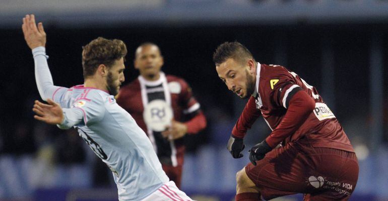 GRA391. VIGO (PONTEVEDRA), 31/01/2015.- El lateral del Celta Gómez (i) pelea por un balón con el argelino Ghilas, del Córdoba, durante el partido de Liga en Primera División disputado esta noche en el estadio de Balaídos, en Vigo. EFE/Salvador Sas