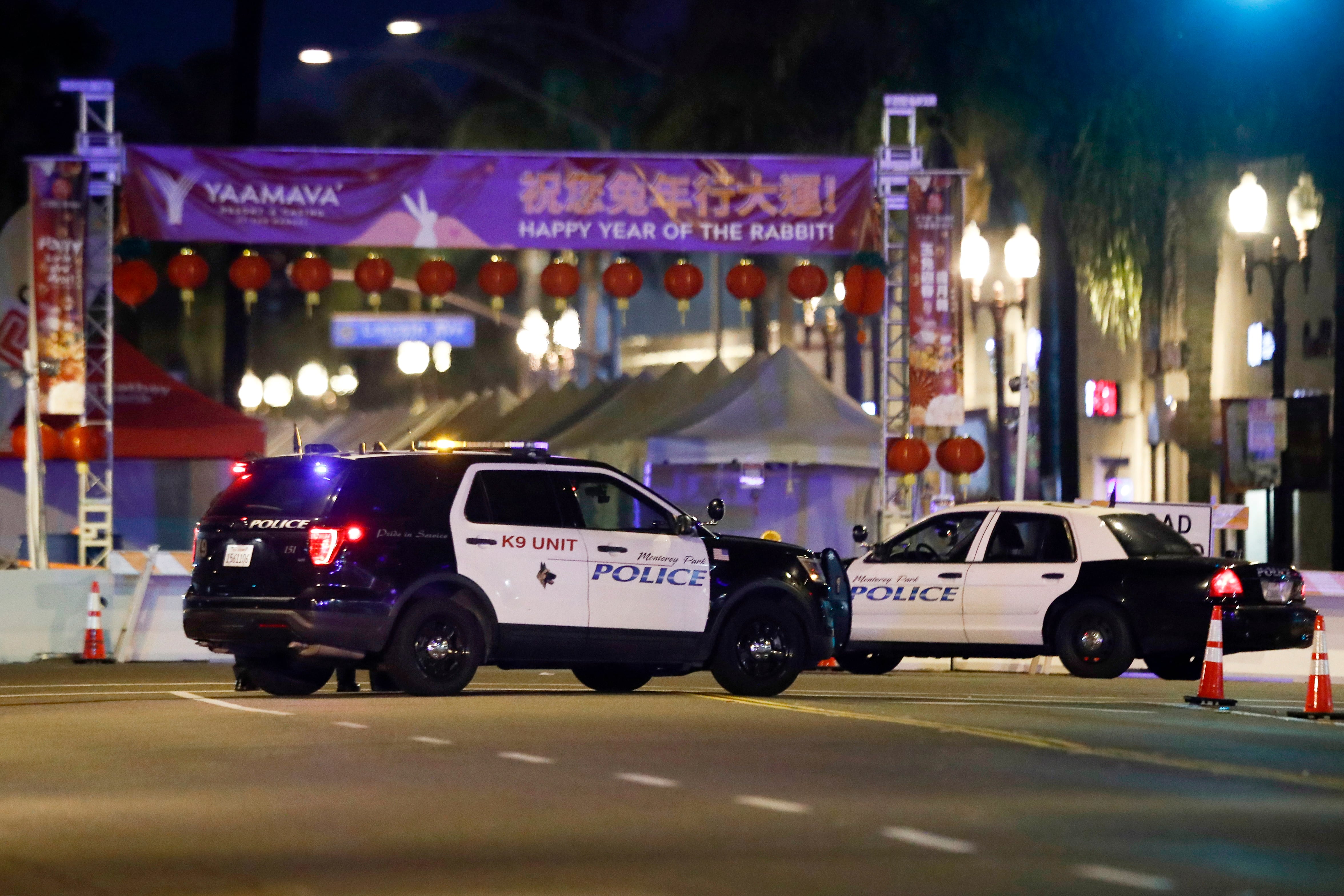 La Policía acordona las calles de Monterey Park (California) tras producirse un tiroteo durante la celebración del año nuevo lunar chino.