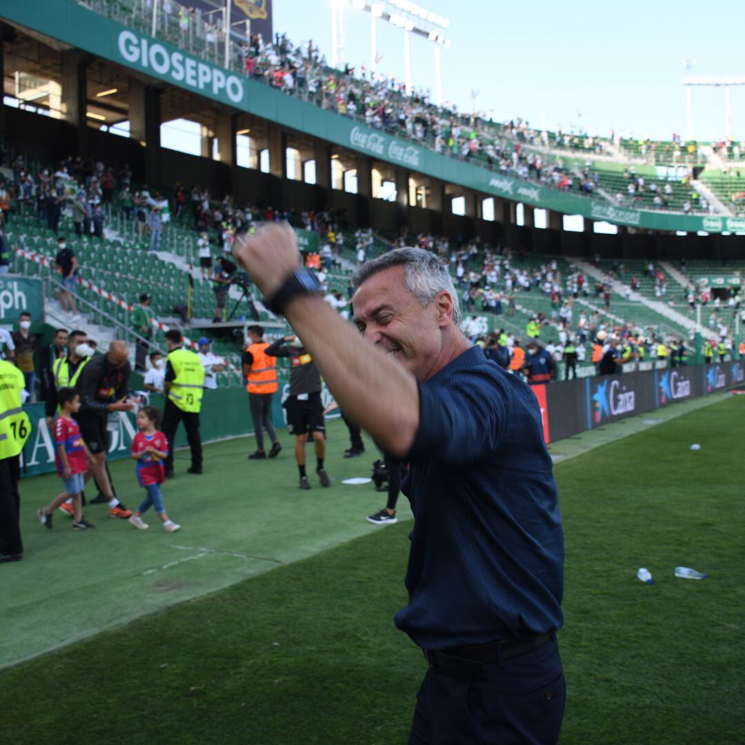 Fran Escribá celebra la permanencia con la afición