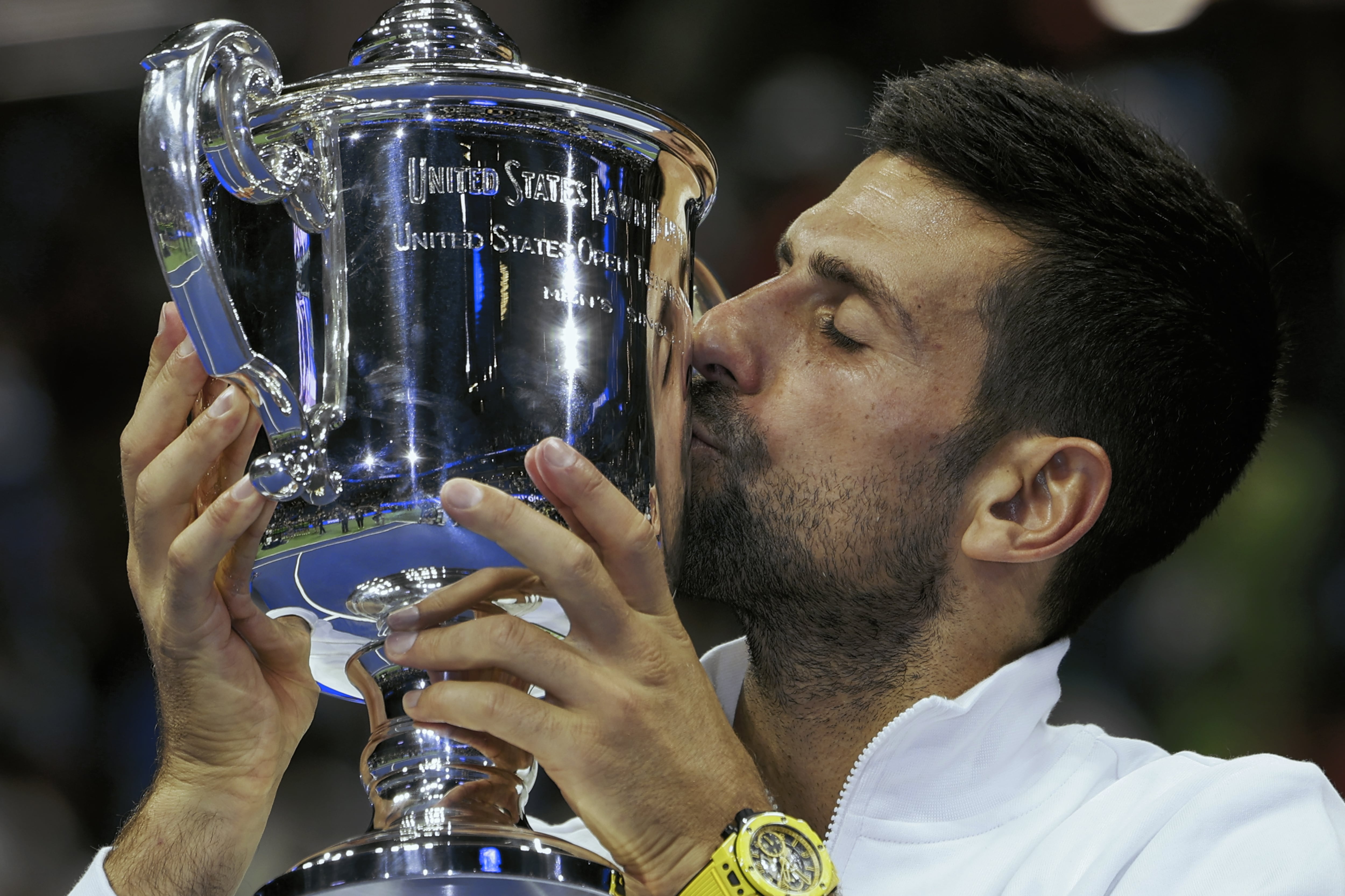 Novak Djokovic besa el trofeo del US Open.