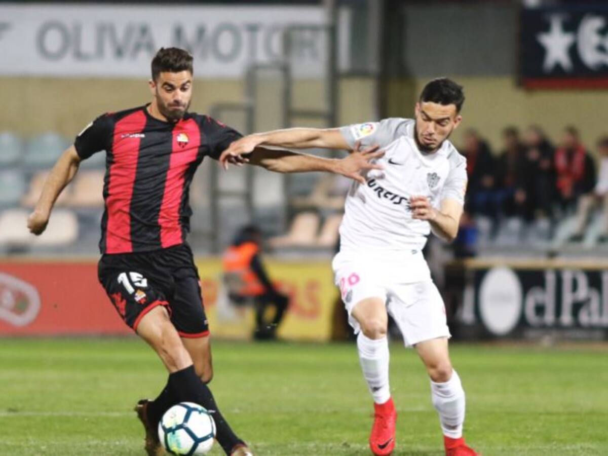 El Almería toca fondo