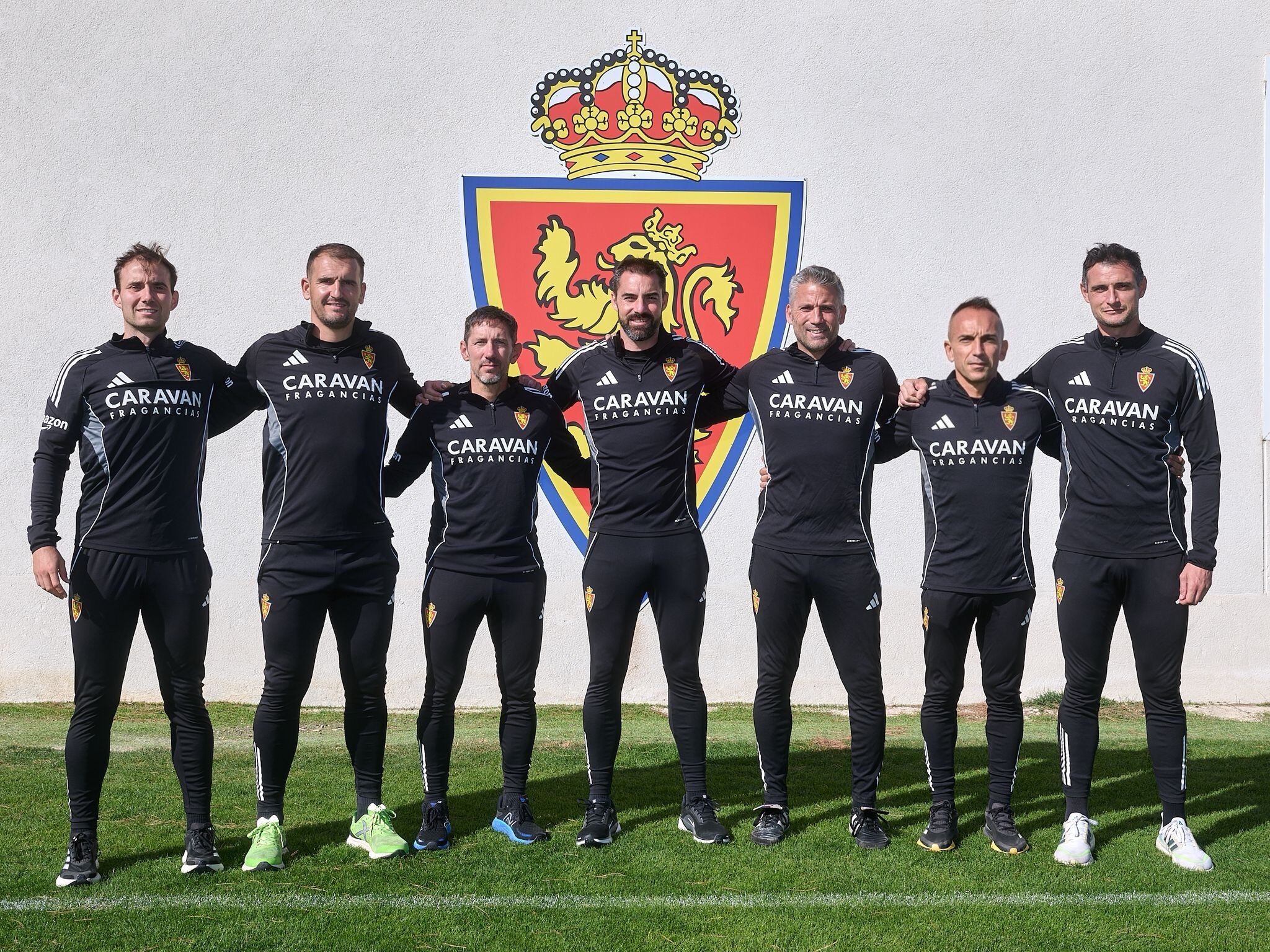 El nuevo cuerpo técnico del Zaragoza con Maikel, segundo de derecha a izquierda.