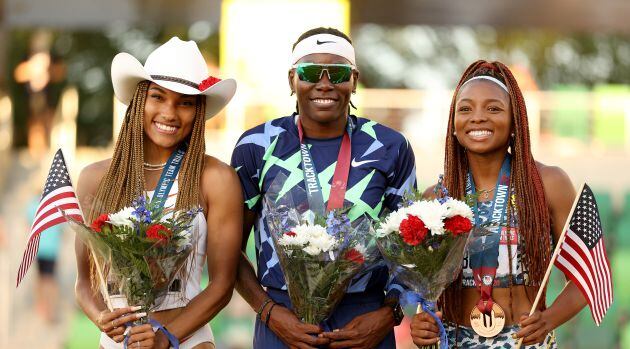 Brittney Reese, Tara Davis y Quanesha Burks, celebran en el podio después de la final de salto de longitud femenino en el día nueve de las pruebas del equipo de atletismo olímpico de Estados Unidos