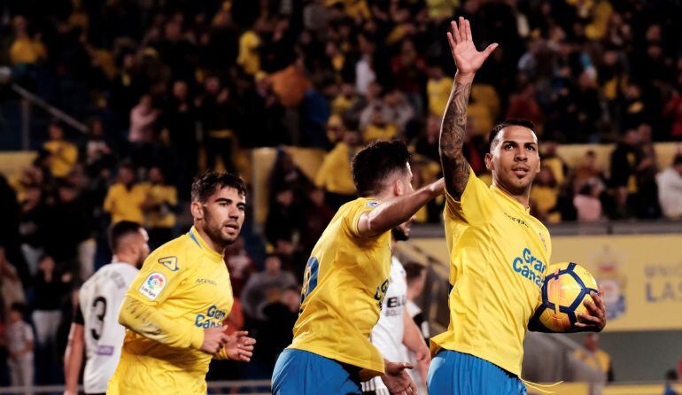 Jonathan Viera celebra su gol ante el Valencia