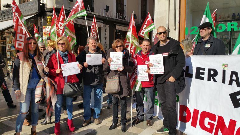 Concentración de CCOO y SAT por un convenio colectivo del sector de la hostelería en Granada celebrada este miércoles en Plaza Nueva