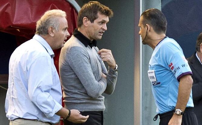 El árbitro Muñiz Fernández expulsa al entrenador del F.C. Barcelona, Tito Vilanova, en presencia del delegado azulgrana Carles Naval, durante el partido frente al C.A. Osasuna correspondiente a la segunda jornada de la Liga de Primera División disputado e