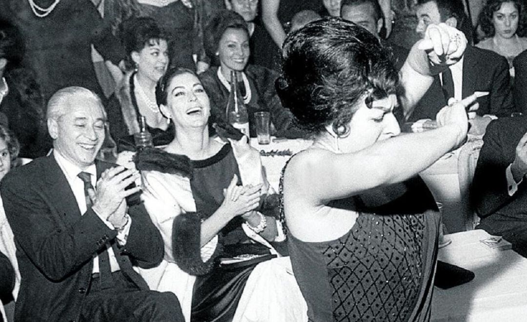 Ava Gardner, sentada, durante la fiesta por el bautizo del hijo de Lola Flores, Antonio Flores, en 1961