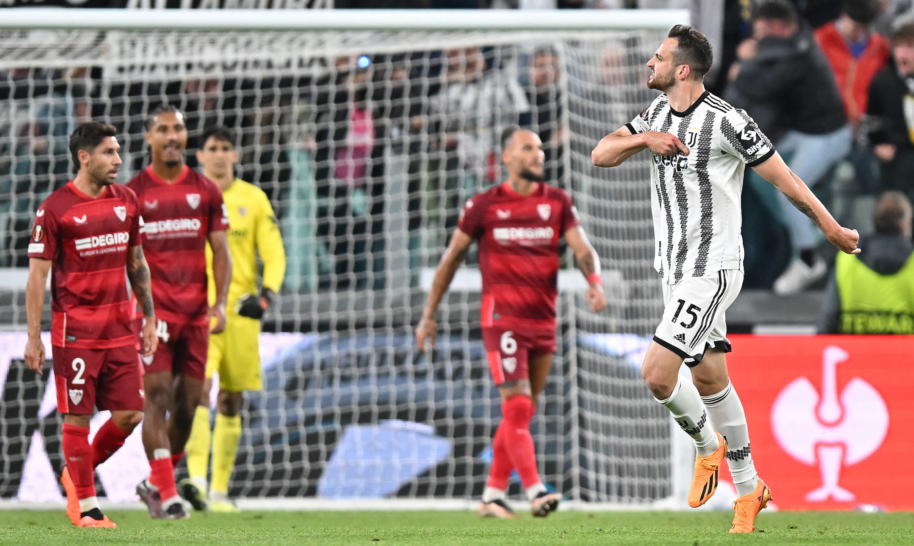 Turin (Italy), 11/05/2023.- Juventus&#039;s Federico Gatti (R) celebrates scoring the late 1-1 equalizer goal during the UEFA Europa League semi-finals, 1st leg soccer match between Juventus FC vs Sevilla FC in Turin, Italy, 11 May 2023. (Italia) EFE/EPA/Alessandro Di Marco
