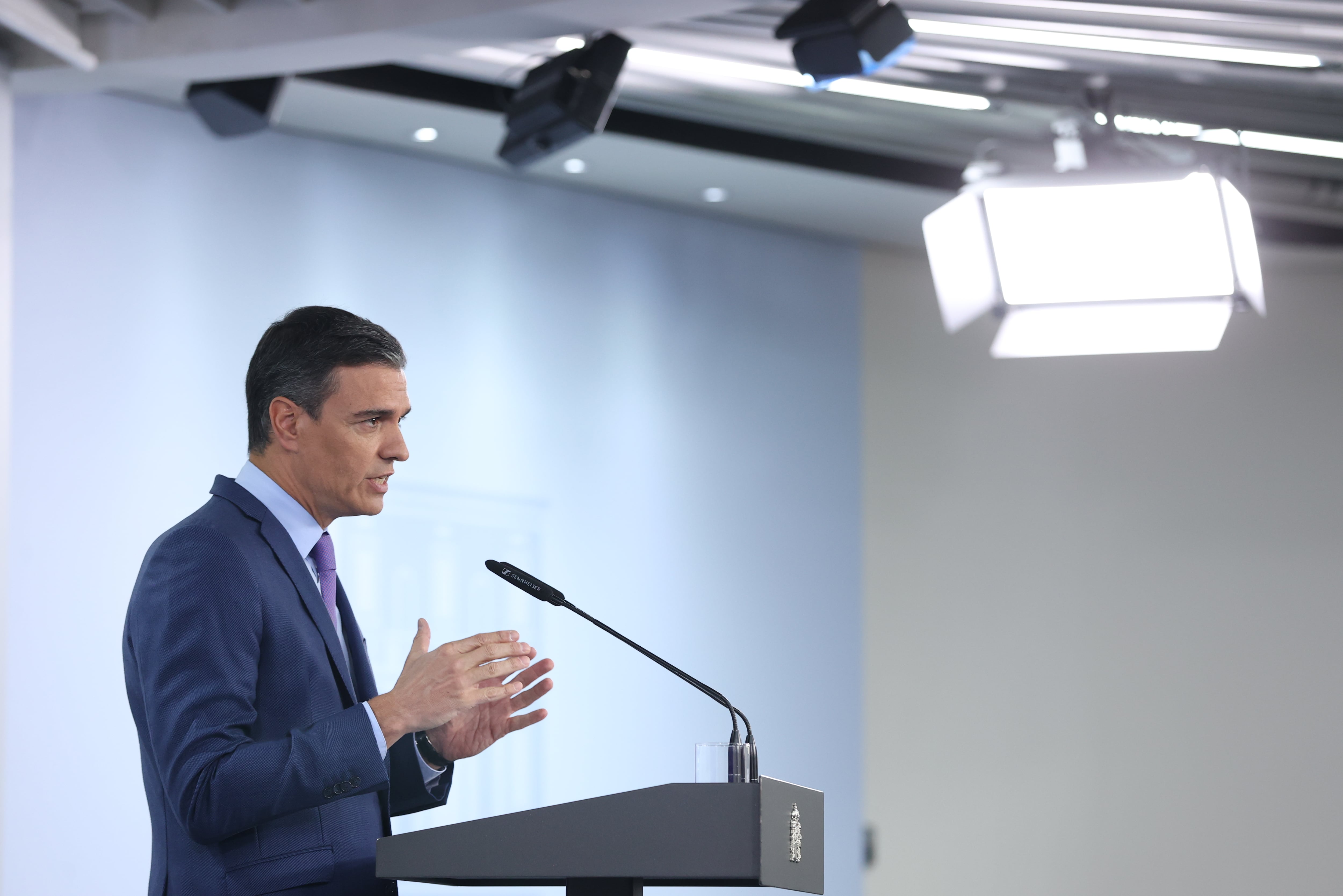 MADRID, 25/06/2022.- El presidente del Gobierno, Pedro Sánchez, comparece en el Palacio de La Moncloa tras el Consejo de ministros extraordinario celebrado esta mañana. EFE/Kiko Huesca
