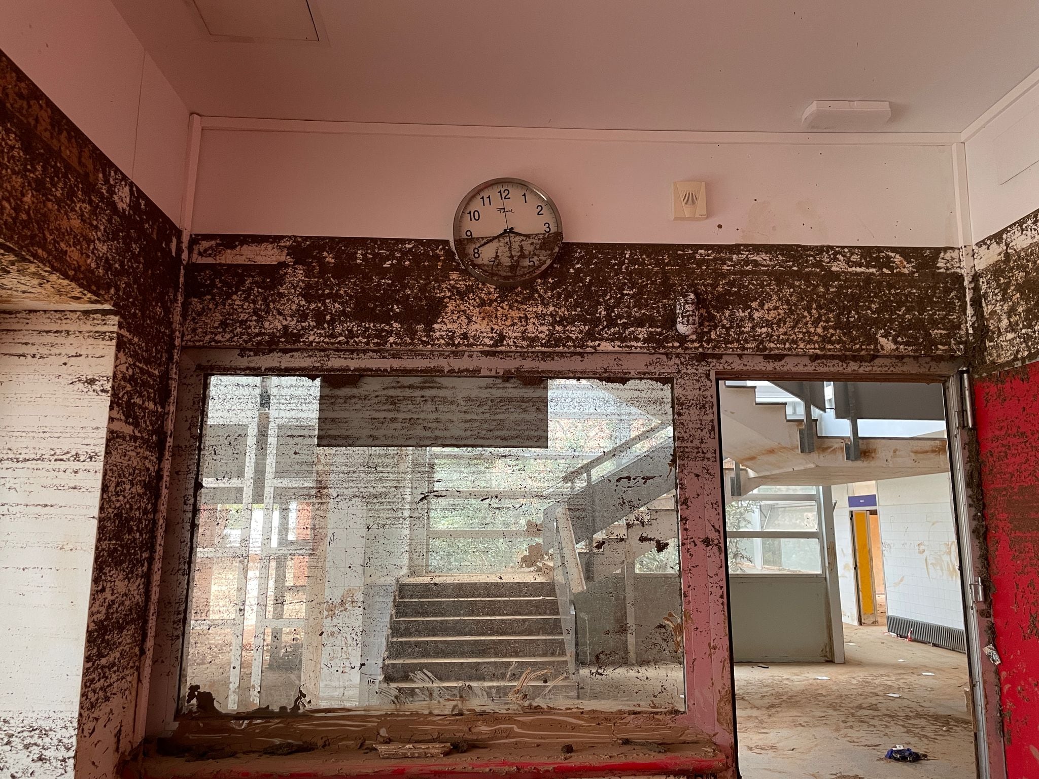 Un aula del IES La Alameda de Utiel tras el paso de la DANA del 29 de octubre.