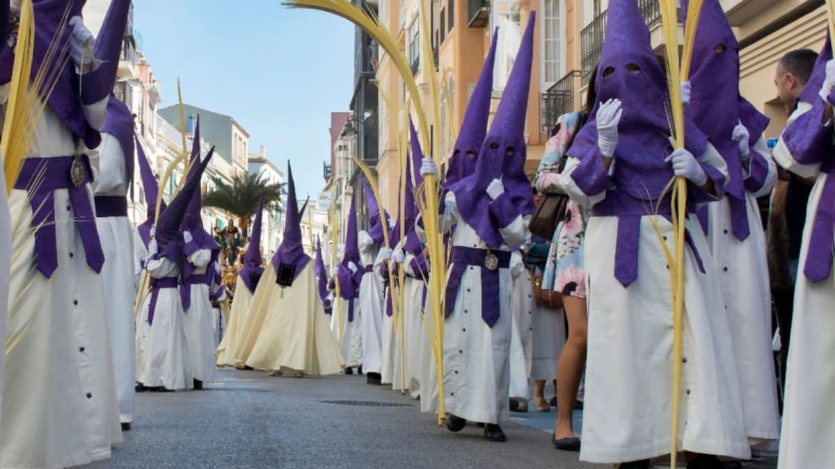 Pollinica anima a engalanar los balcones con palmas