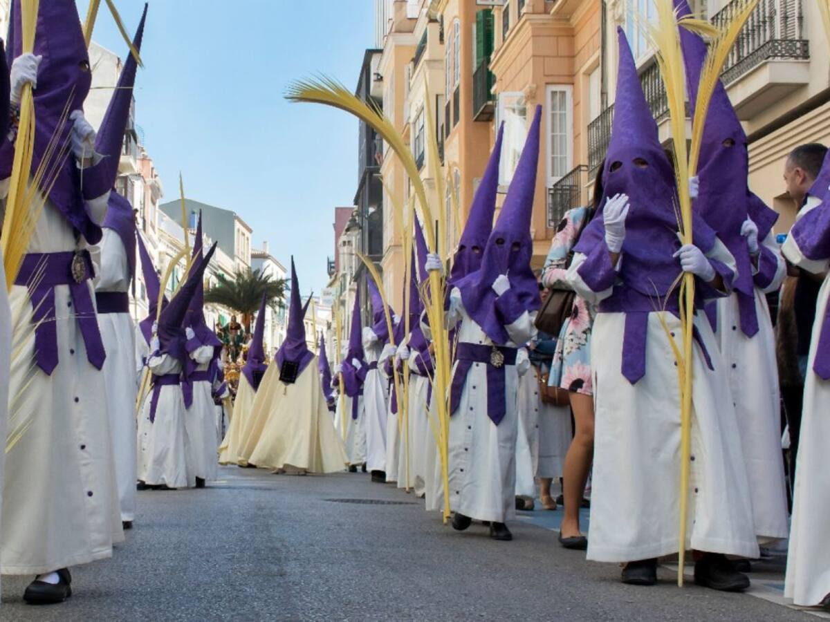 Pollinica anima a engalanar los balcones con palmas