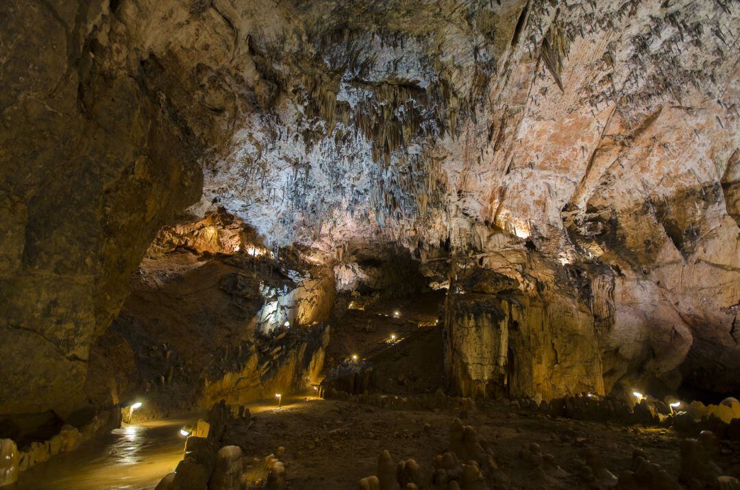 Imagen del interior de la Cueva de Valporquero