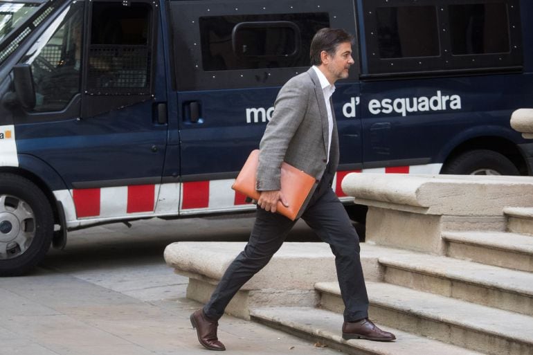 L'exdirigent de CDC Oriol Pujol, arriba a l'Audiència de Barcelona per signar l'acord amb la fiscalia que el lliura d'un judici amb jurat popular a canvi d'acceptar una pena de dos anys i mig de presó