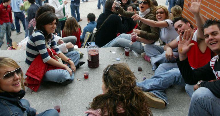 Imagen de archivo de un botellón organizado en Valladolid