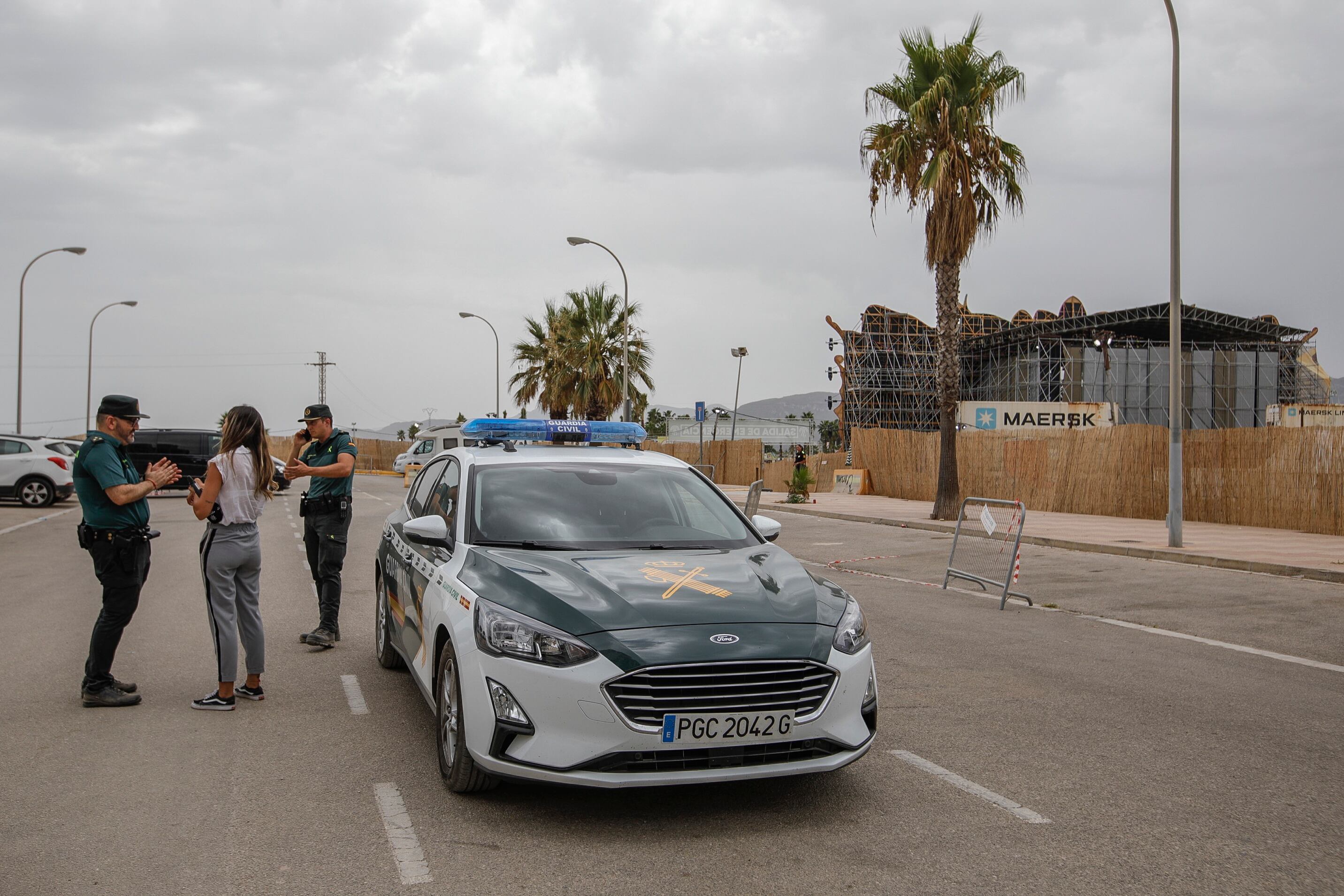 El capitán de la Compañía de la Guardia Civil de Sueca (Valencia) atiende a los medios de comunicación en el exterior del recinto del escenario principal del Festival Medusa de Cullera (Valencia).