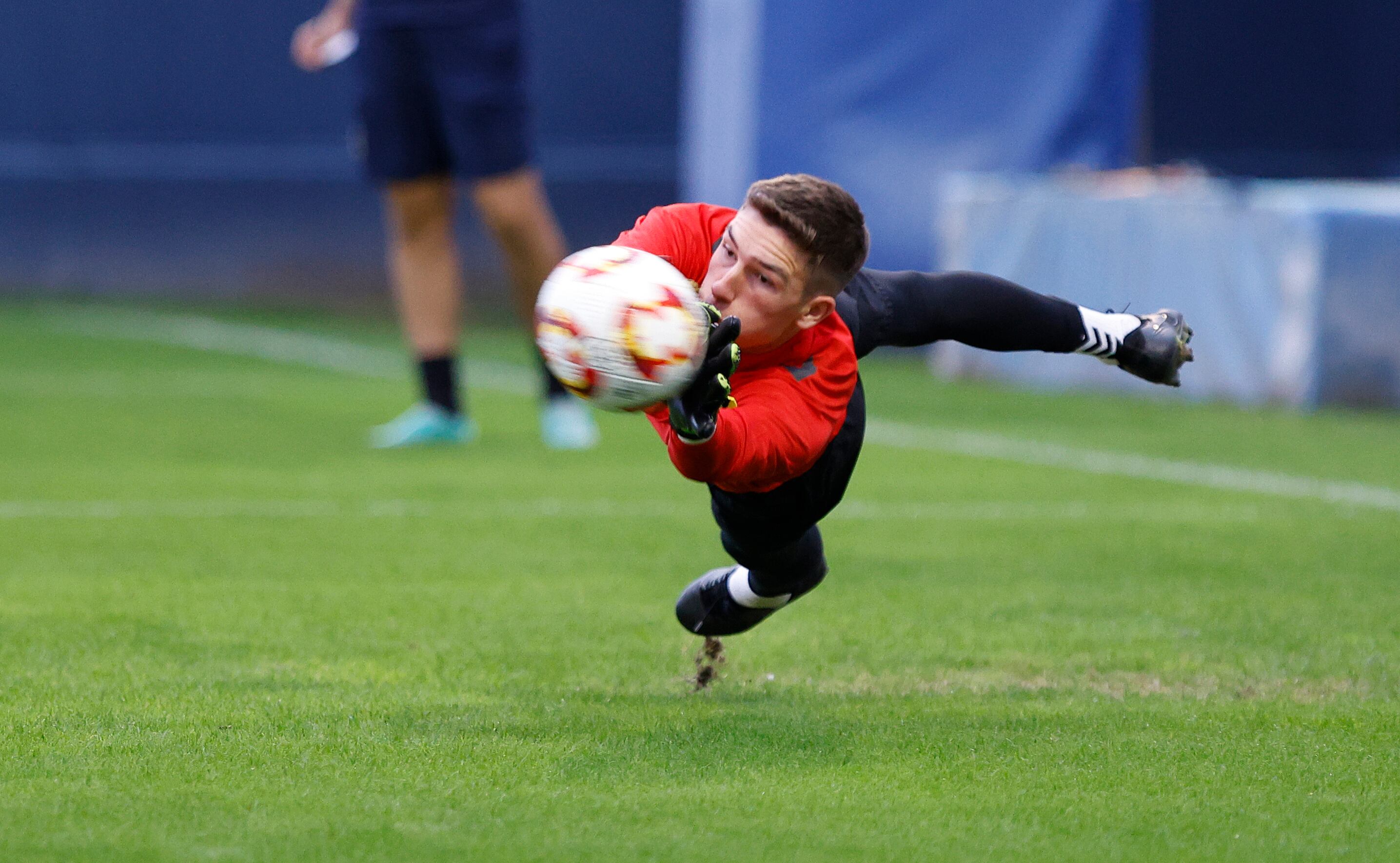 Carlos López se lanza a por el balón en un entrenamiento
