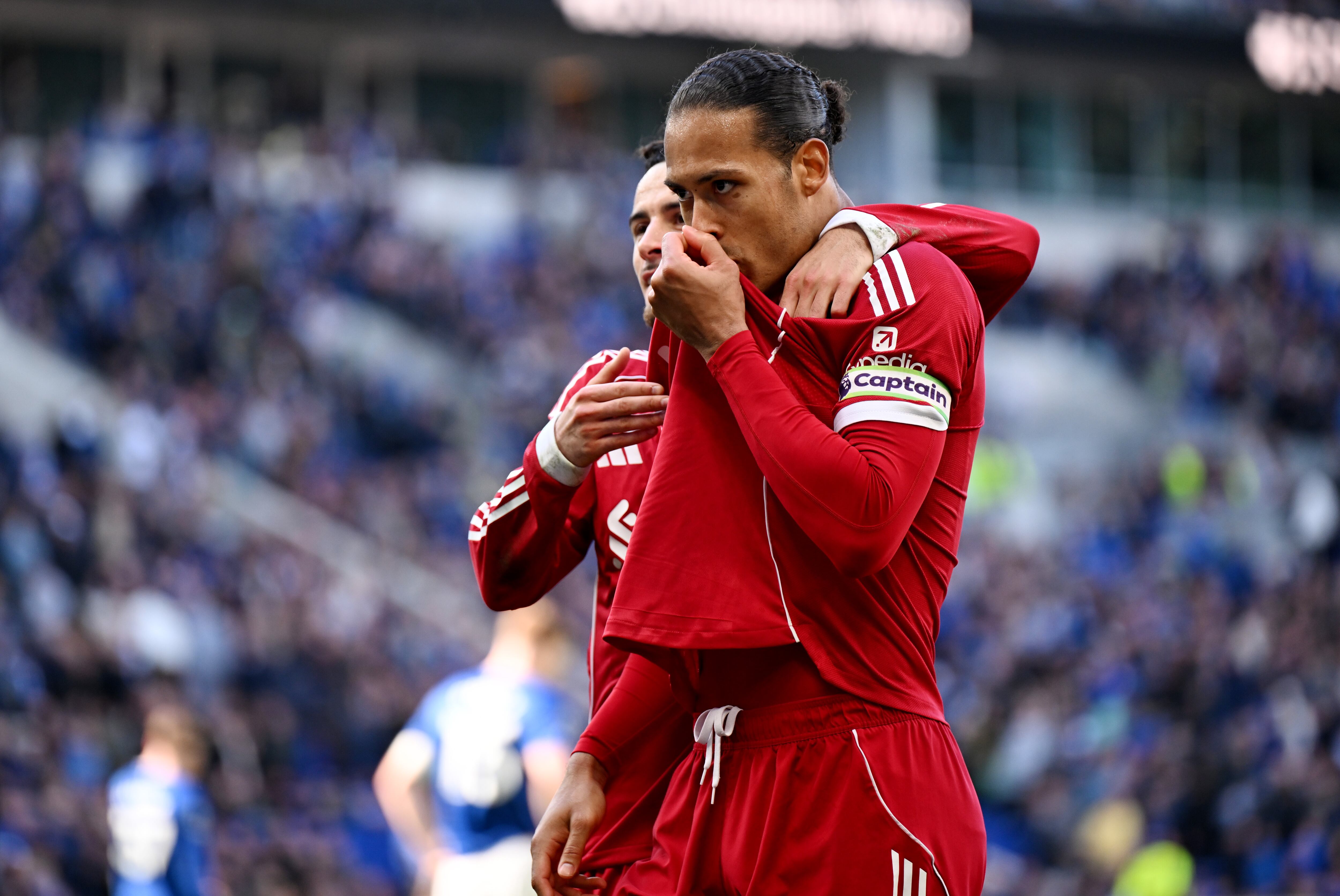 Van Dijk celebrando su gol decisivo contra el Everton