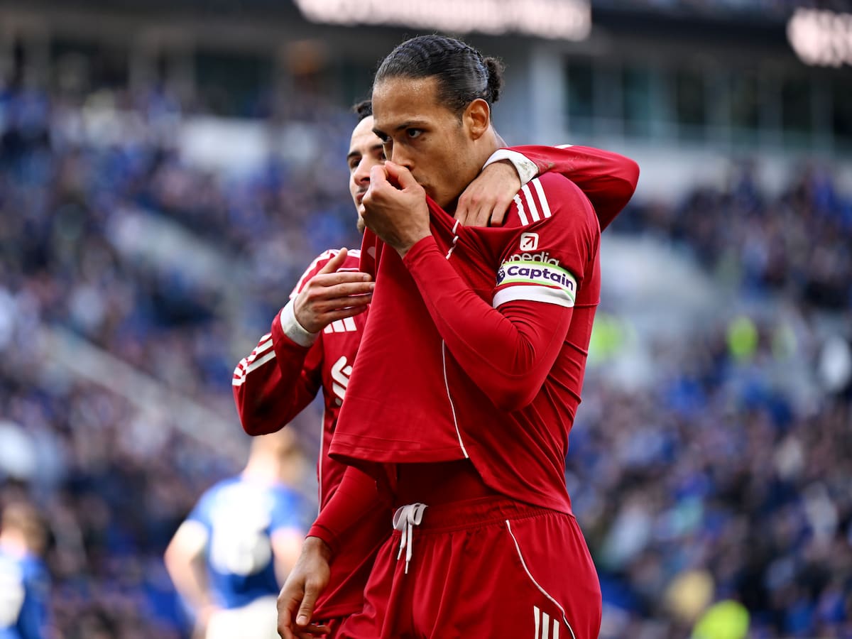 Van Dijk hunde al Everton en el derbi de Merseyside