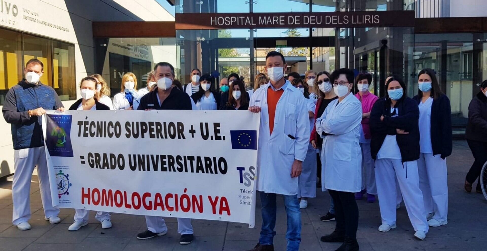 Técnicos superiores sanitarios que trabajan en el hospital Virgen de los Lirios se han concentrado este martes para pedir que sus estudios de FP se homologuen a grado universitario.