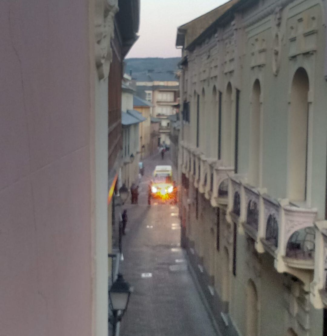 Agentes de la Policía Nacional custodian la ambulancia donde se encuentra el detenido en la calle del Paraisín de Ponferrada