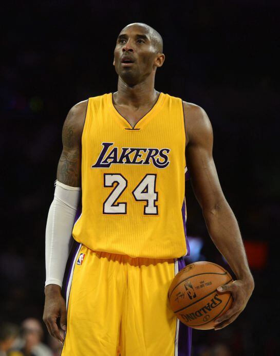 MAN19 LOS ÁNGELES (ESTADOS UNIDOS) 10/12/2014.- El jugador de los Lakers de Los Ángeles Kobe Bryant se prepara para lanzar un tiro libre durante su partido de la NBA de baloncesto disputado contra los Kings de Sacramento en el pabellón Staples Center de L