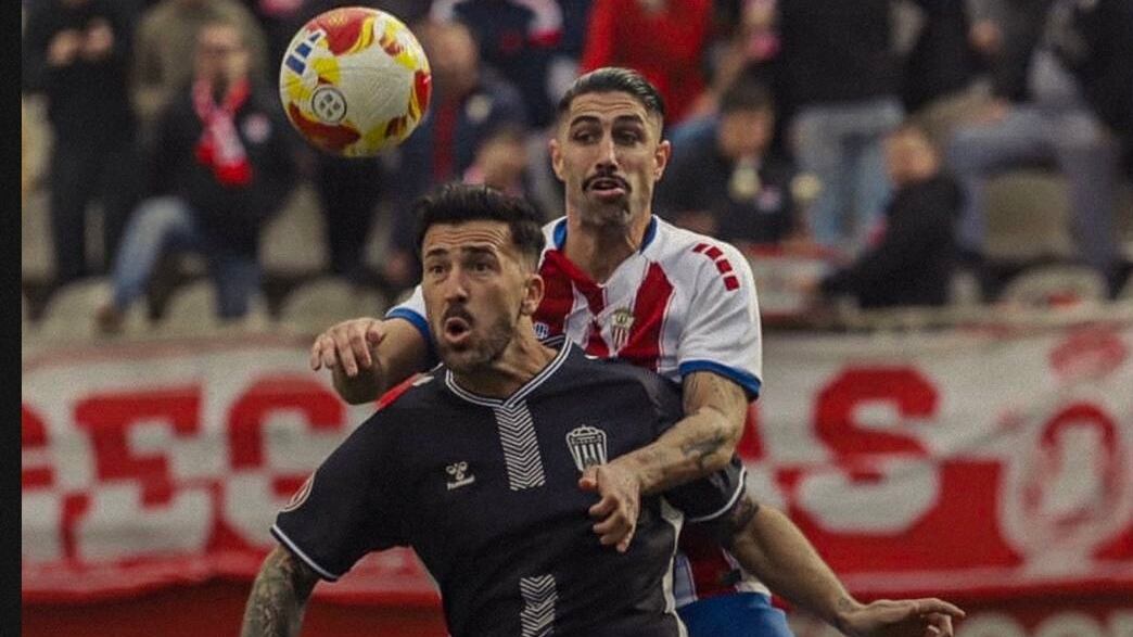 Dioni Villalba pelea el balón con un defensor local