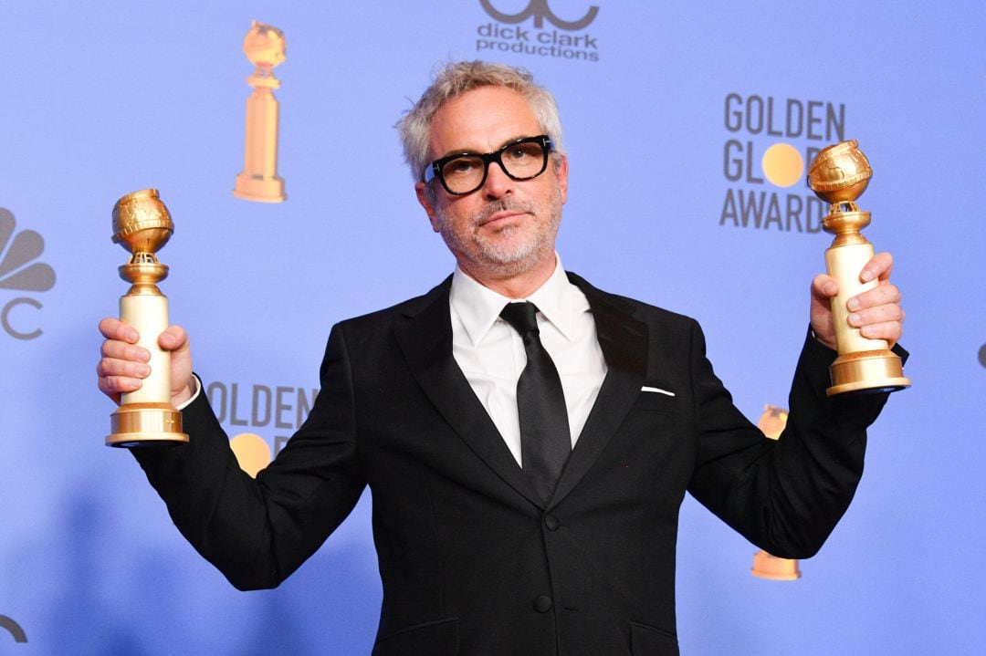 El director Alfonso Cuarón con dos Globos de Oro.