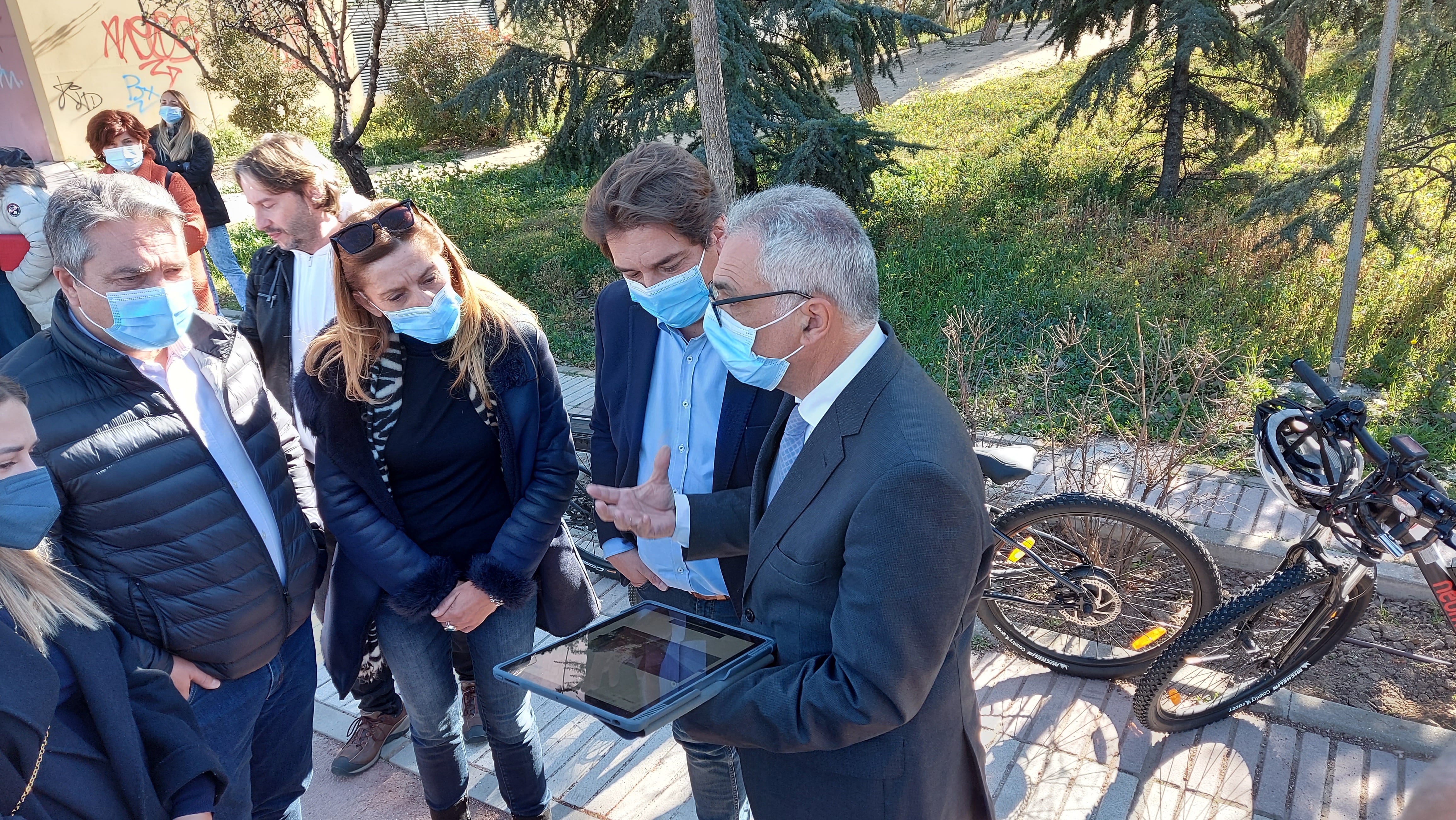 Carlos Izquierdo durante su visita a Fuenlabrada junto al alcalde Javier Ayala