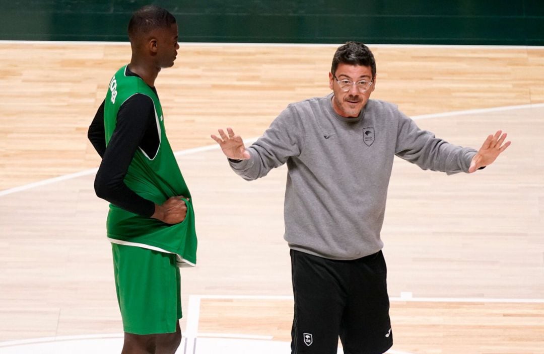 Fotis Katsikaris, dirigiendo un entrenamiento del Unicaja