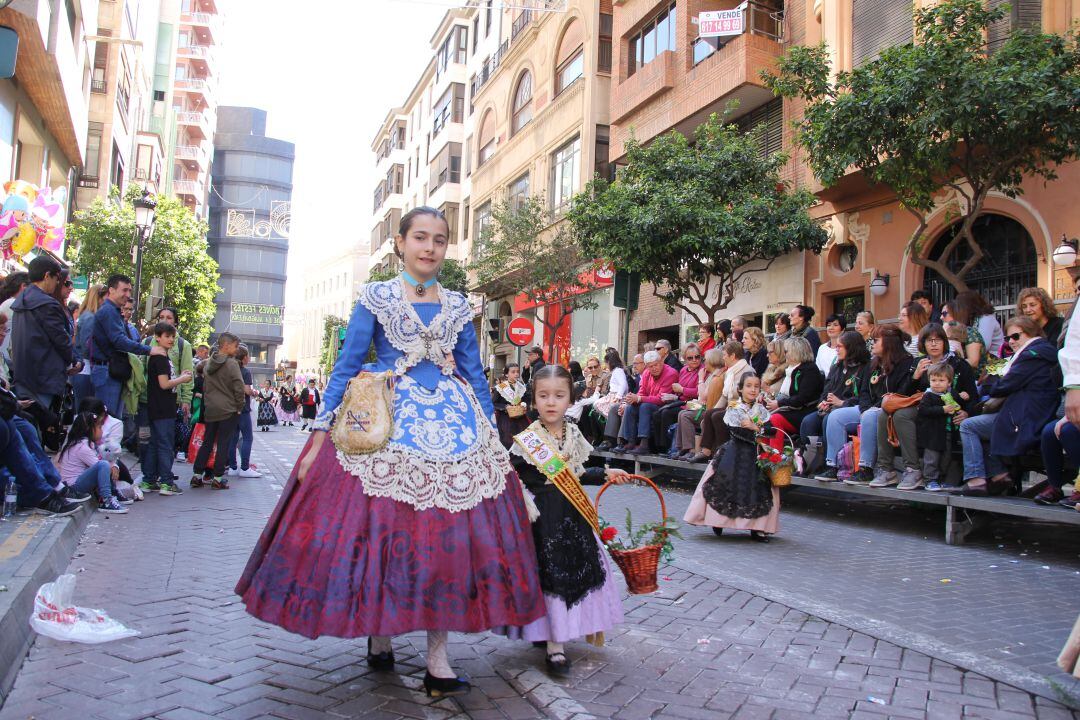 La jornada festiva ha empezado a las 10:30 con la primera parte de la ofrenda de flores