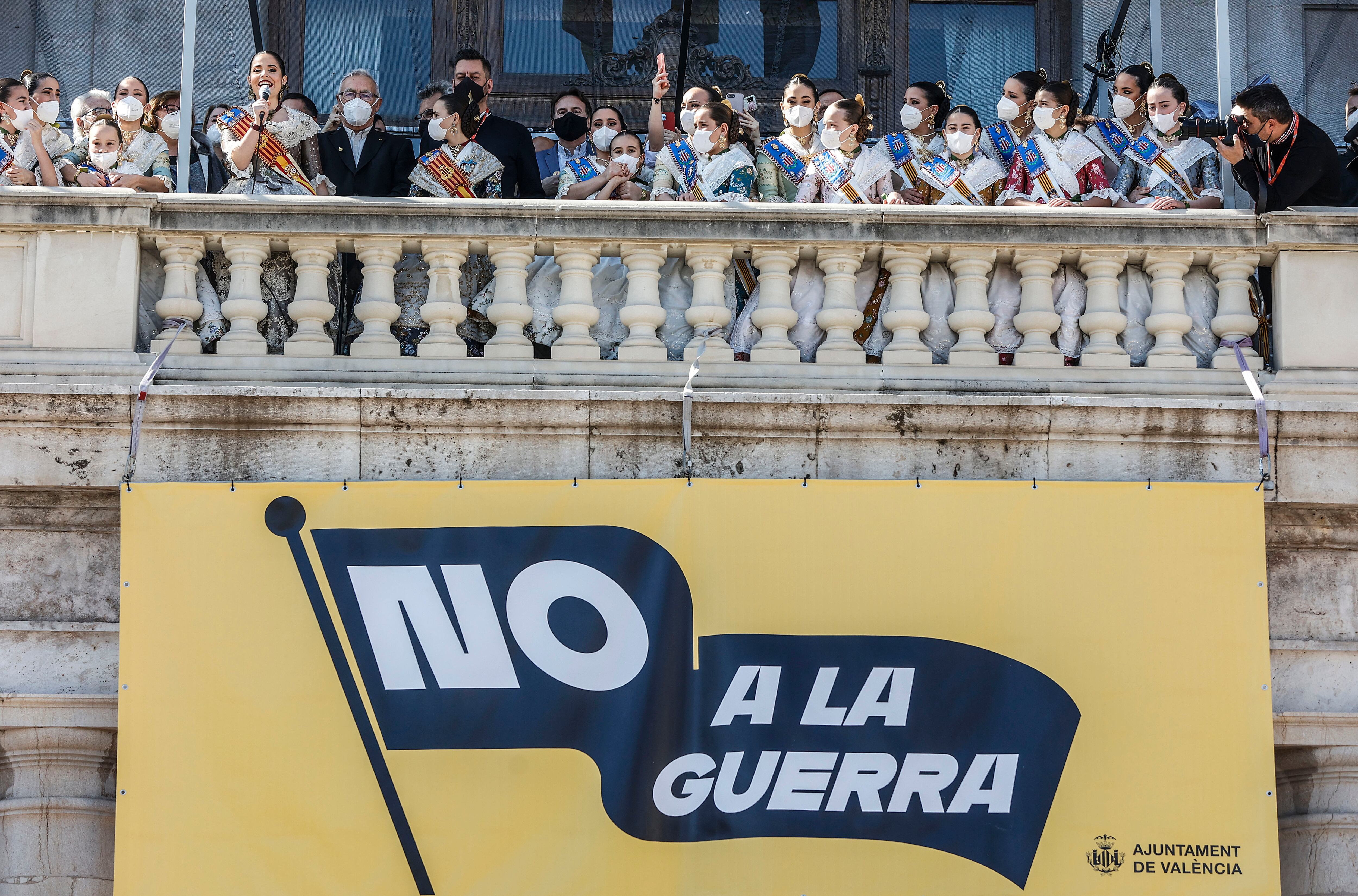 Cartel de &quot;No a la guerra&quot; en el balcón del Ayuntamiento de València durante la primera mascletá de las Fallas de 2022