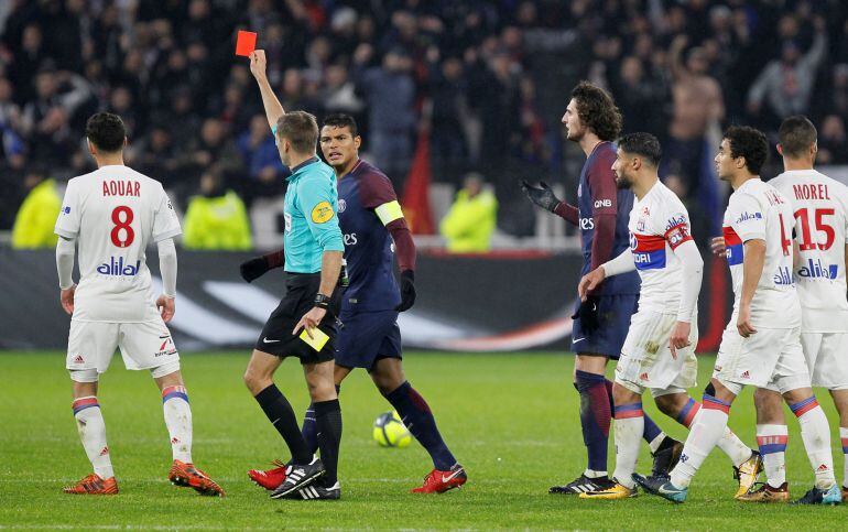 Momento en el colegiado, Clement Turpin, saca la tarjeta roja a Alves