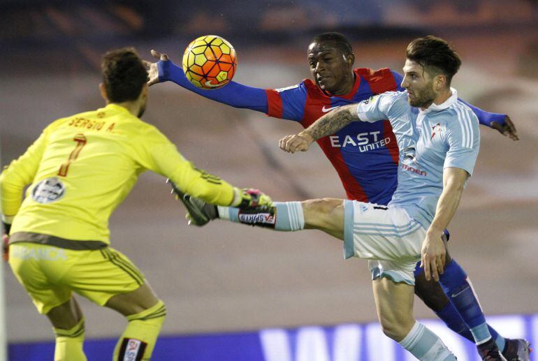 GRA214. VIGO, 16012016.- El delantero colombiano del Levante Mauricio Cuero (c) intenta superar al portero del Celta de Vigo Sergio Alvarez (i) en presencia del defensa Carles Planas durante el partido de la vigésima jornada de liga en Primera División, q