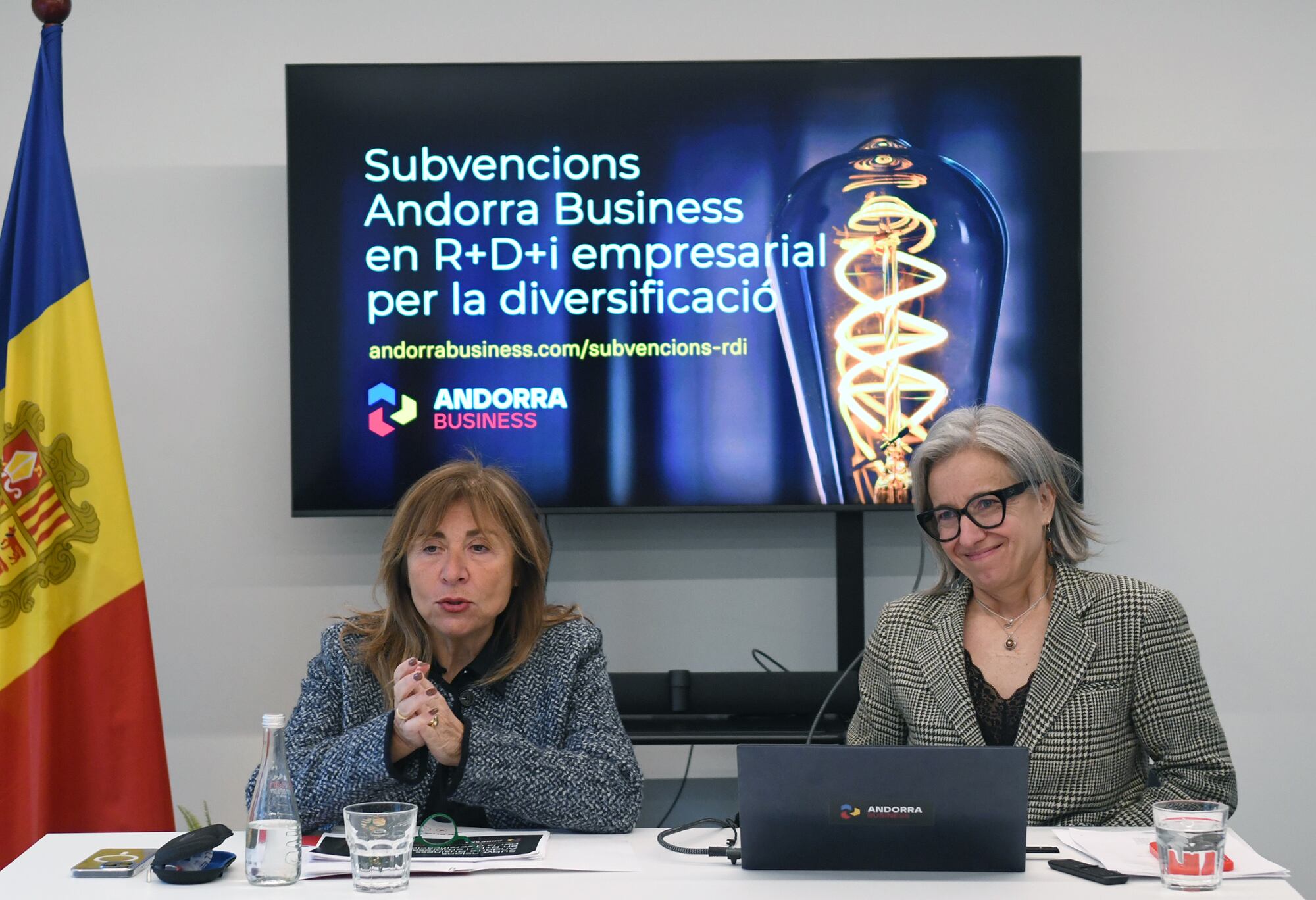 La ministra d'Economia, Conxita Marsol, i la directora d'Andorra Business, Judith Hidalgo