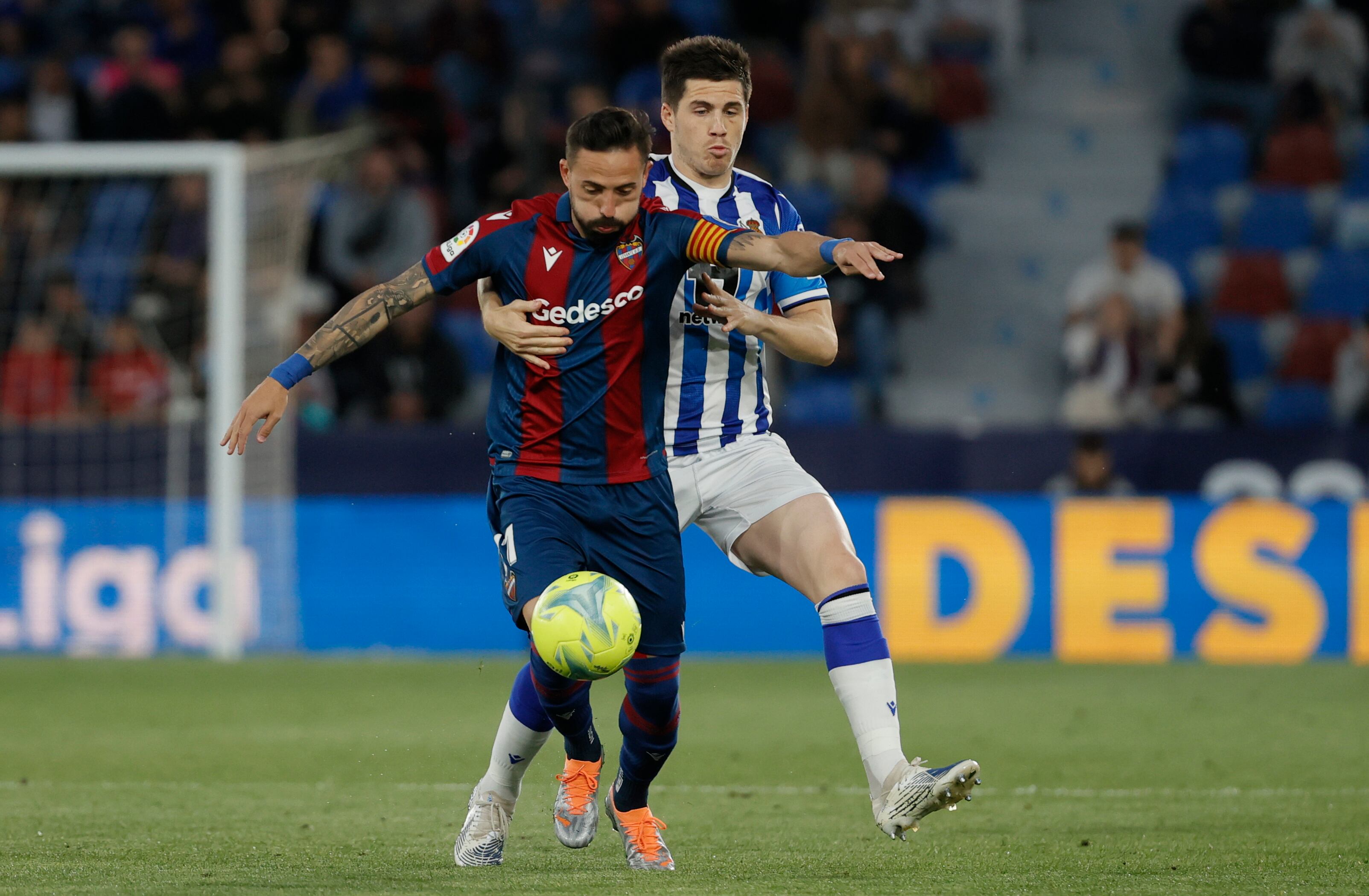 El delantero del Levante UD, José Luis Morales, conduce el balón ante el centrocampista de la Real Sociedad, Igor Zubeldia, durante el encuentro correspondiente a la jornada 35 en el estadio Ciudad de Valencia. EFE / Juan Carlos Cárdenas.