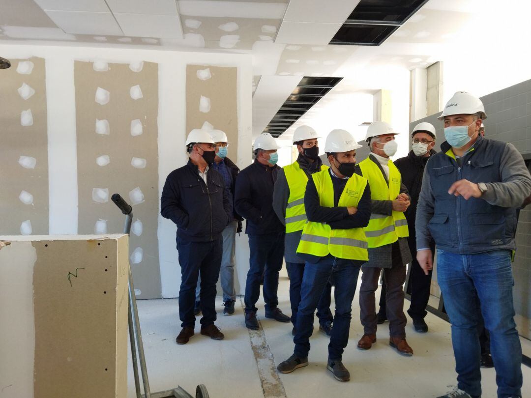 Vicent Marzà, conseller de Educación, atendiendo las explicaciones sobre la construcción del nuevo colegio CEIP El Bracal durante su visita este martes a Muro.