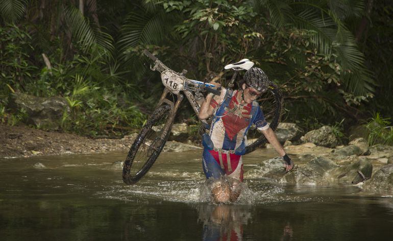 Algunos participantes han tenido que echarse la bici al hombro para cruzar un río con su bicicleta.