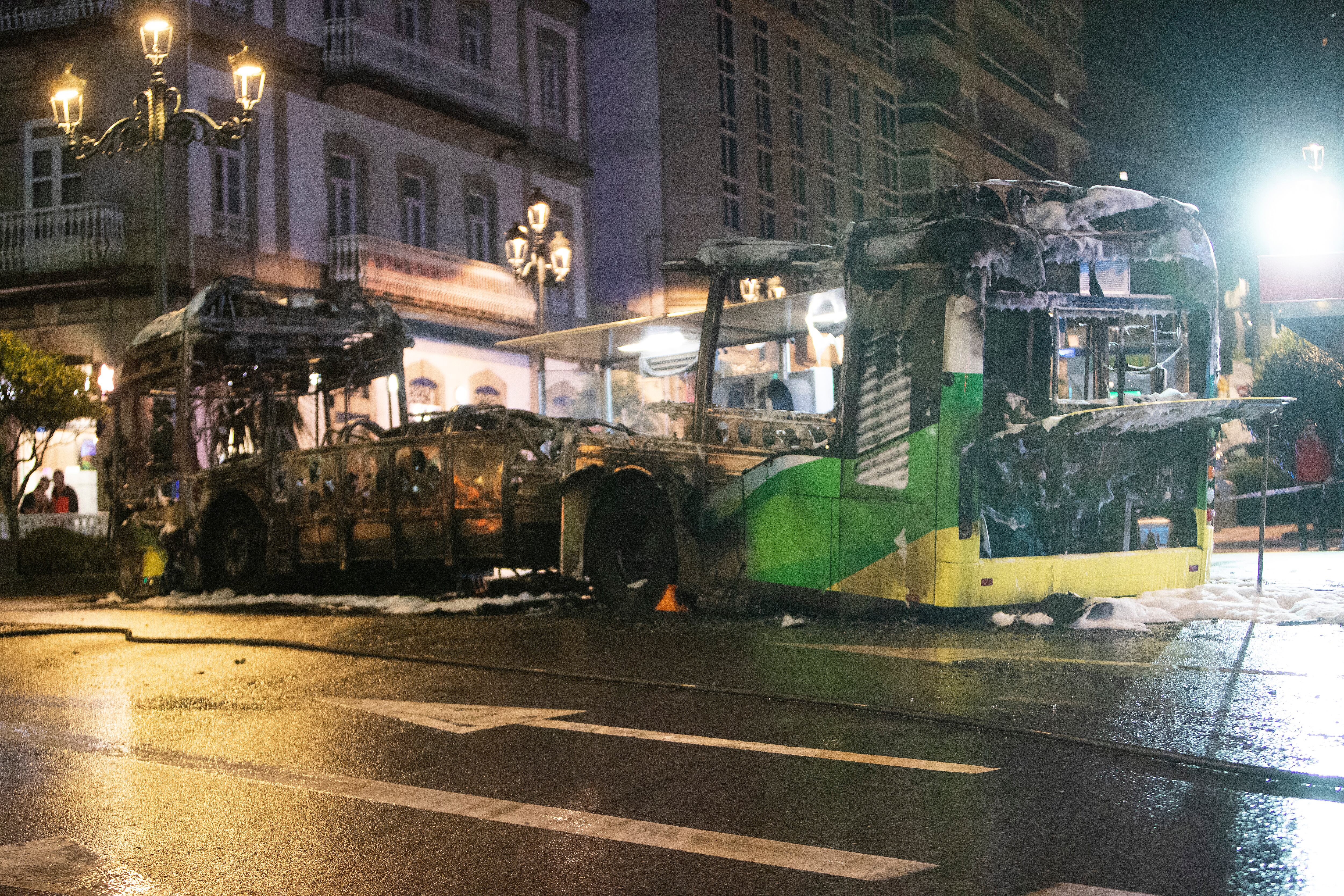 Autobús de Vitrasa calcinado el 30 de abril en Vigo. EFE / Salvador Sas