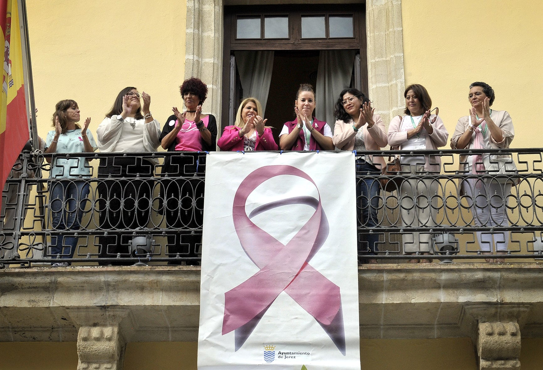 Colocación del lazo rosa en la fachada del Ayuntamiento de Jerez