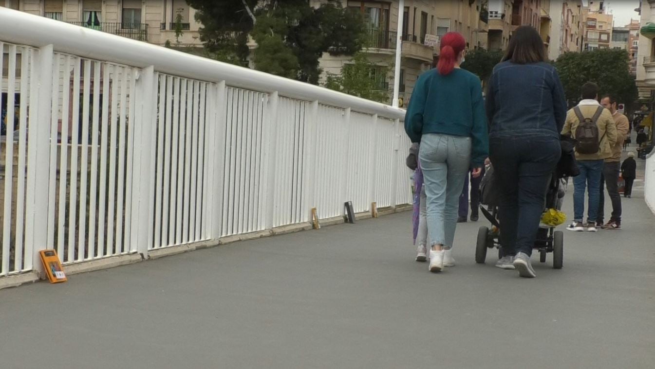 La pasarela del Mercat con varios libros a disposición de la ciudadanía