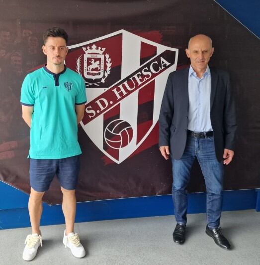 Toni Abad junto al director deportivo de la SD Huesca Ángel Martín González