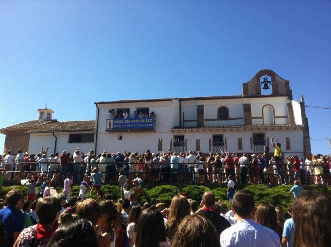 Imagen de archivo de la tradición del pan y el queso en Quel.