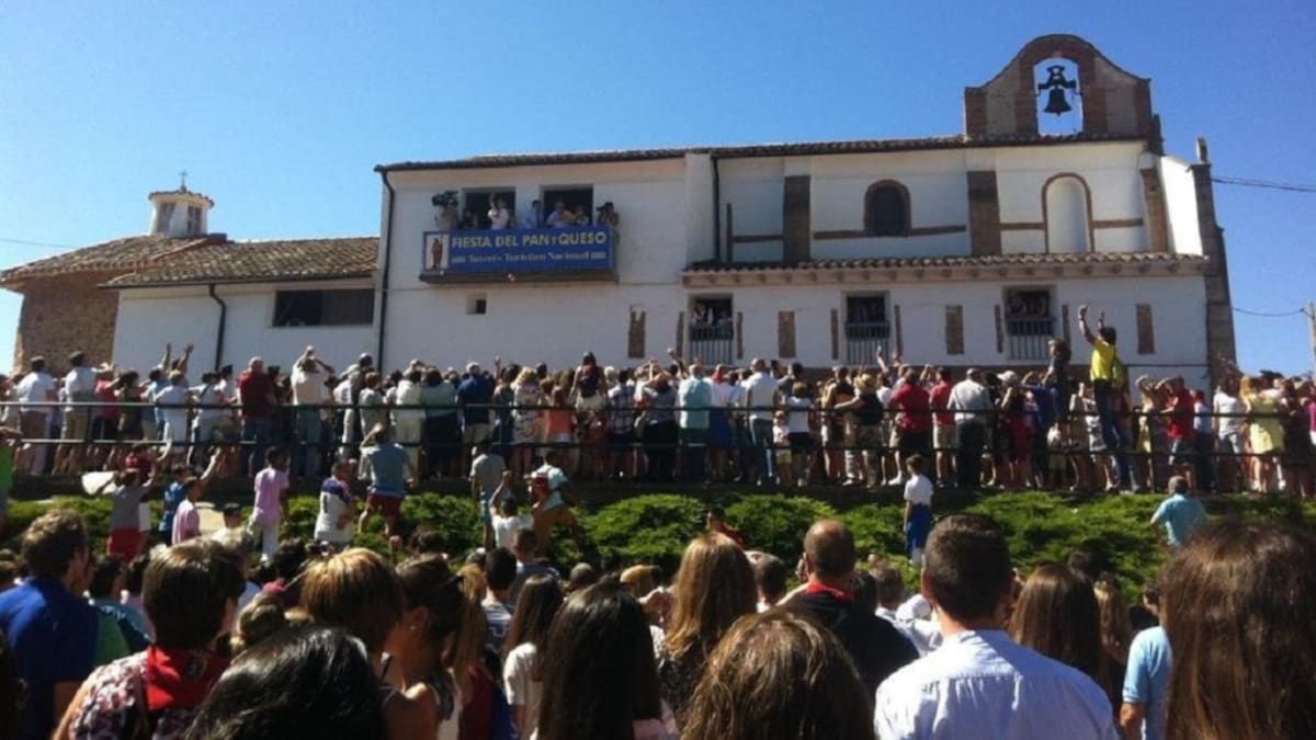 Quel revive este domingo la tradición con el reparto de 2500 bollos de pan y 65 kilos de queso