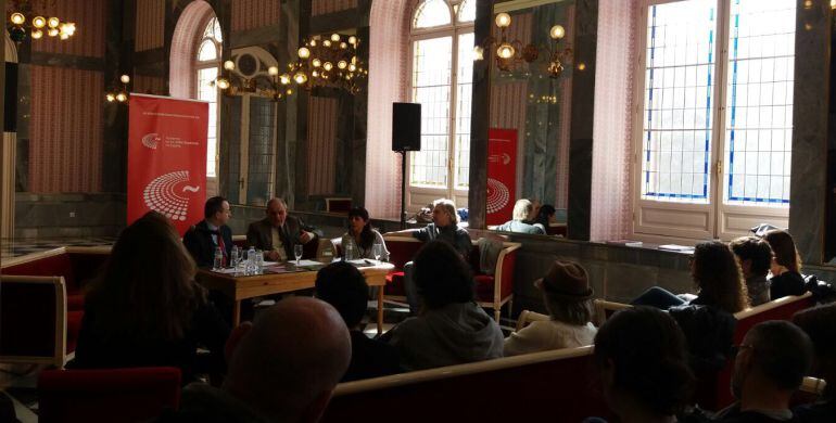 César Oliva da la bienvenida a los asistentes en el Teatro Romea de Murcia.