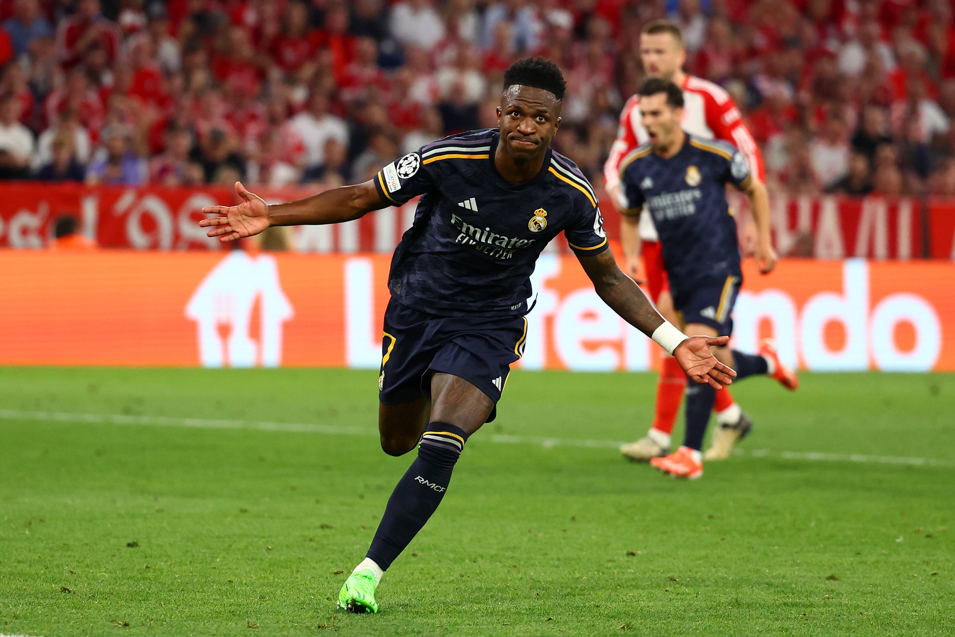 Vincius celebra su segundo gol, de penalti, en el empate entre Bayern de Munich y Real Madrid en el Allianz Arena