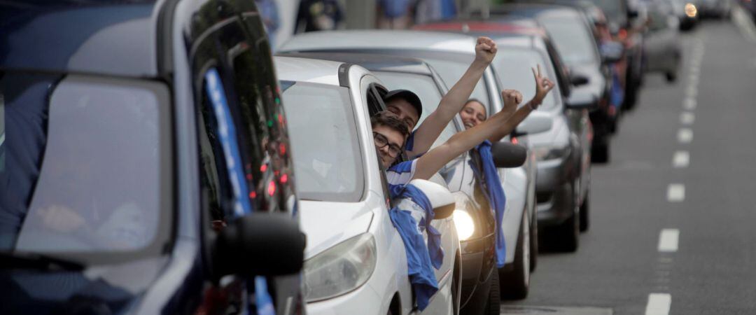 Aficionados del Deportivo de la Coruña asisten a una manifestación convocada por la Federación de Peñas del Deportivo